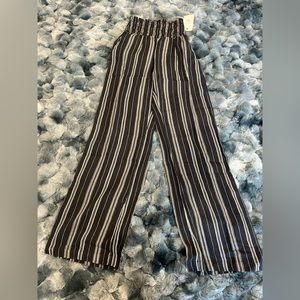 High waisted linen striped pants. Flirt and lightweight